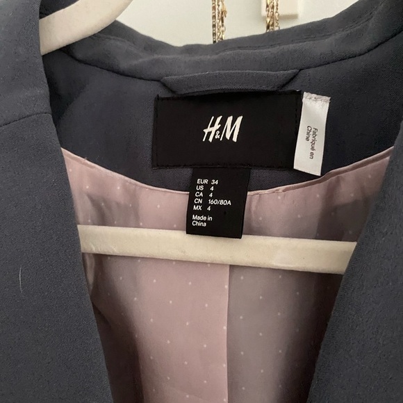 Size 4 H&M blazer​​​​​​​​ - Picture 3 of 7